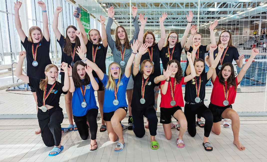 Die Wasserballerinnen der Landesgruppenauswahl Nord mit ihrem Silbermedaillen beim Katrin-Dierolf-Wasserball-Pokal der weiblichen U14 in Stuttgart