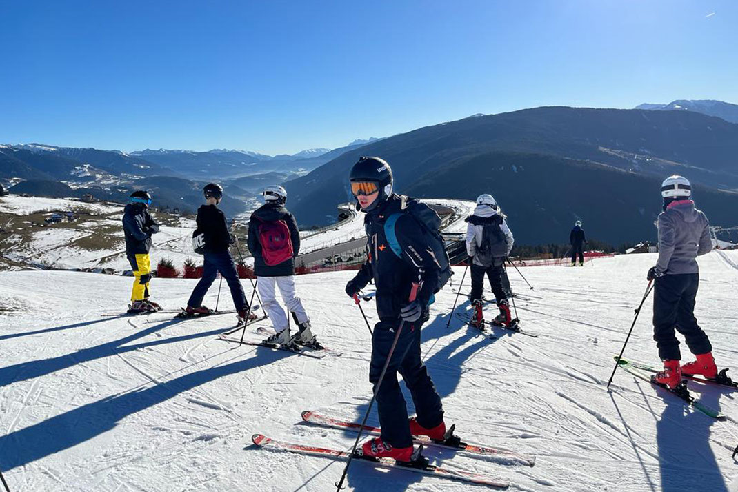 Foto von der Skifreizeit Südtirol im Februar 2023: Profi-Gruppe hoch oben im Jochtal