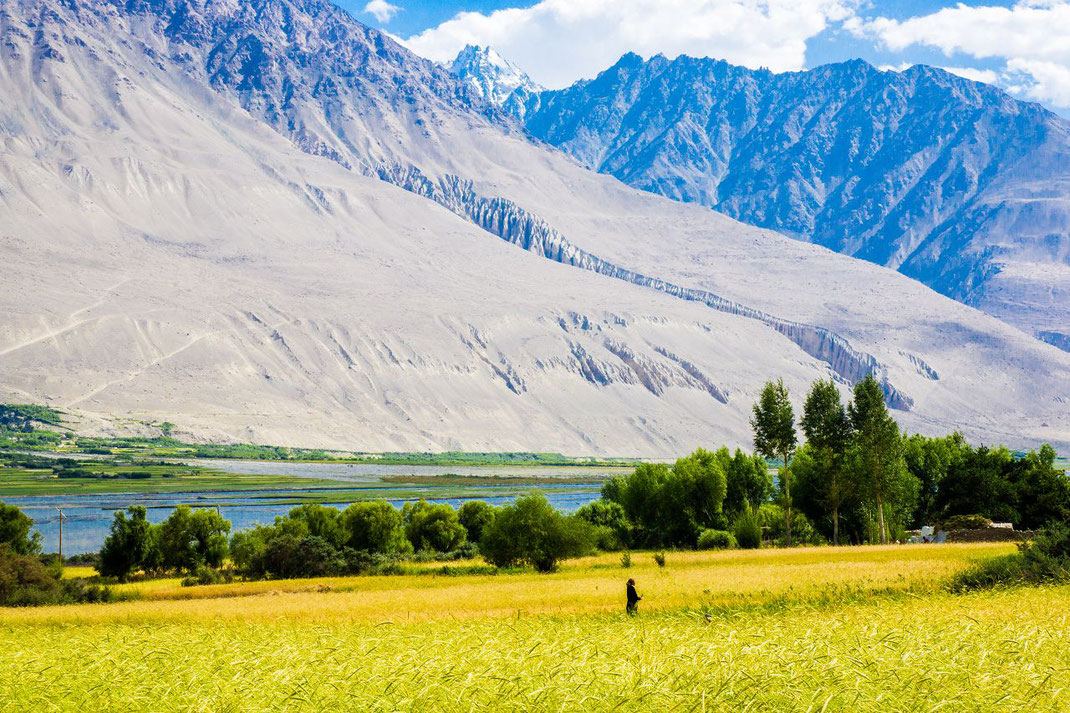 Tajikistan. In front the Pjanj River, behind, in Afghanistan, the foothills of the Hindukush