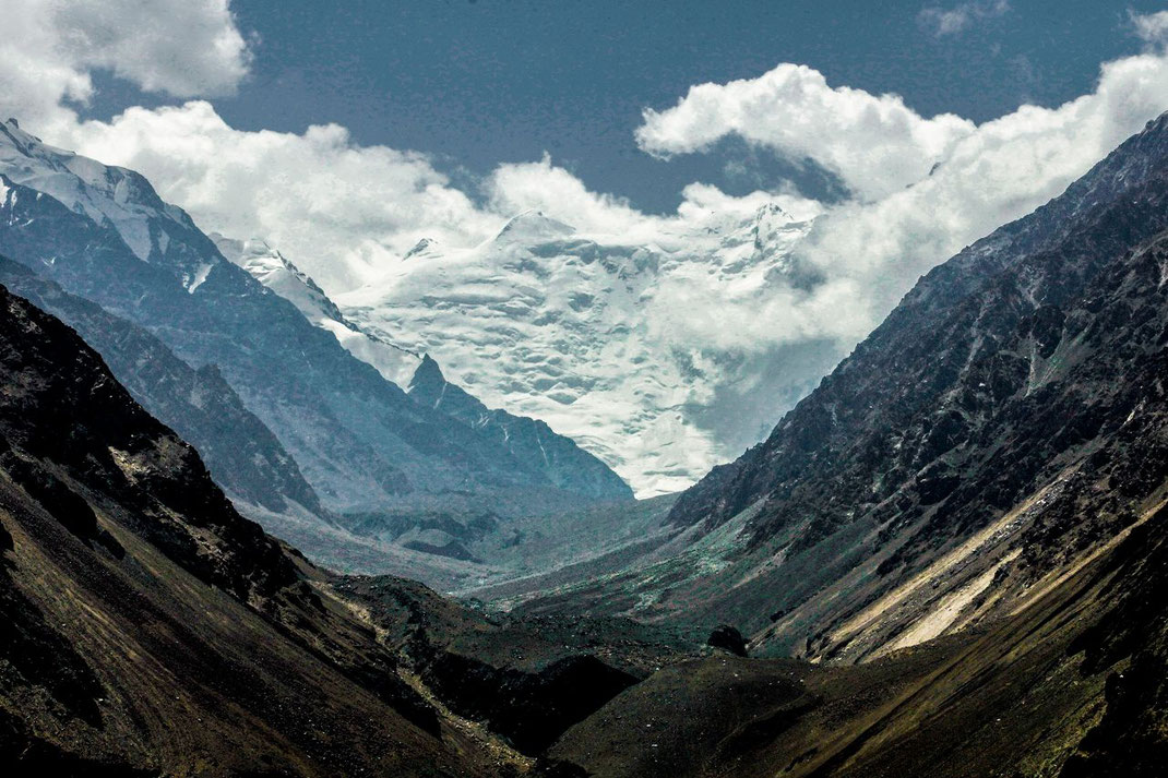 Tajikistan, Afghanistan. The Wakhan Corridor, in the foreground the foothills of the Hindukush, behind them the Karakoram Range