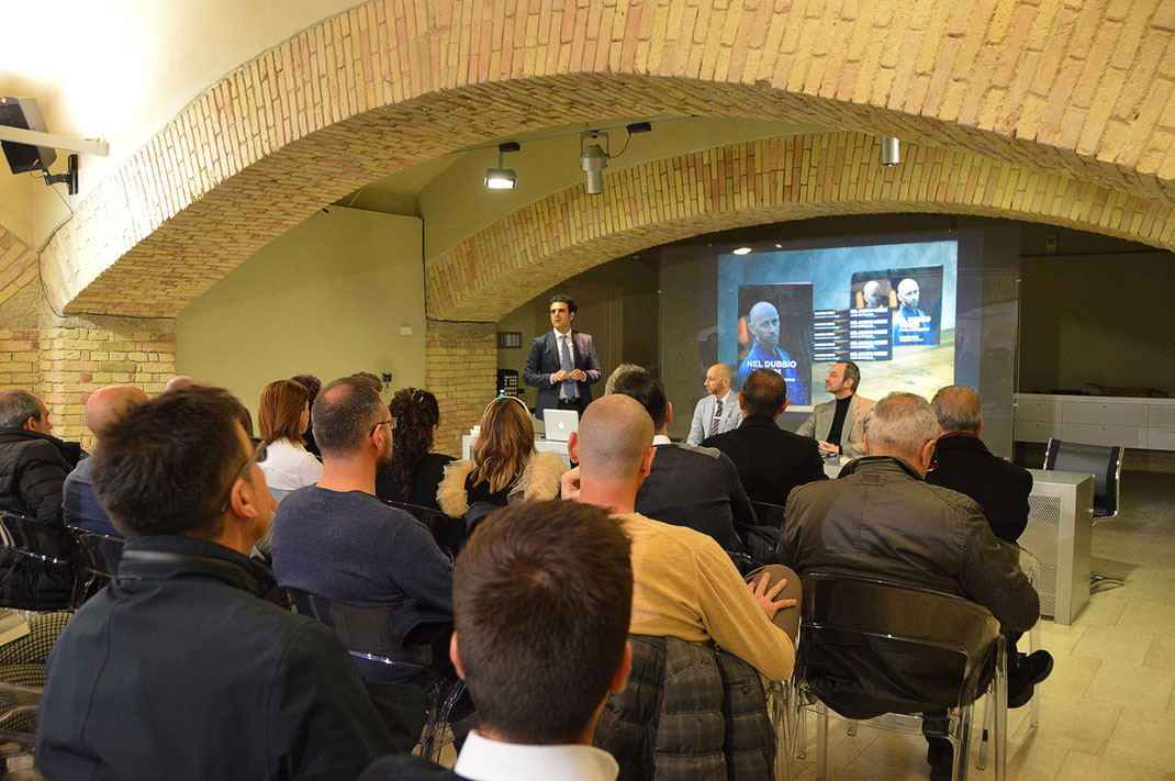 Manrico Erriu durante la presentazione del suo libro autobiografico "Nel dubbio uccidi. L'arte dell'inganno", tenutasi a Cagliari il 13 Dicembre del 2019.