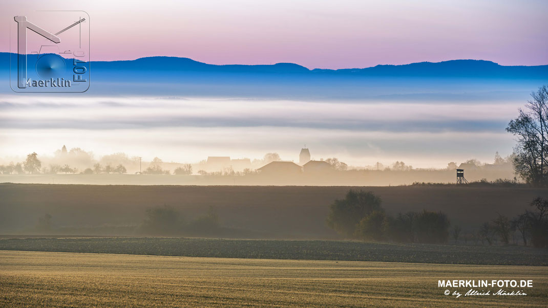 Morgennebel über dem Gäu, im Hintergrund die Schwäbische Alb
