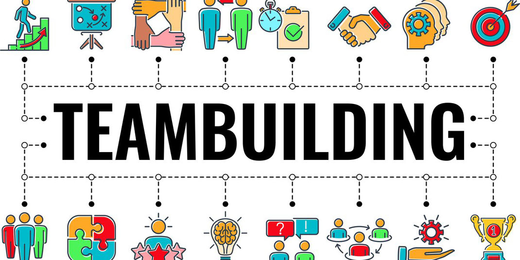 Grafische Darstellung mit dem Wort „Teambuilding“ in der Mitte, umgeben von Symbolen für Zusammenarbeit, Kommunikation und Erfolg.