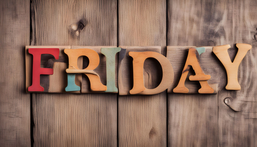 Dekorativer Friday-Schriftzug aus bunten Holzbuchstaben auf rustikalem Holzhintergrund – Wochenendstimmung und kreative Wochentagsgestaltung