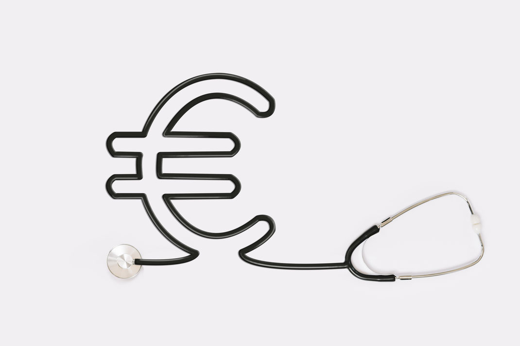 Ein Stethoskop, dessen Schlauch die Form eines Euro-Zeichens bildet – Symbol für die Verbindung von Gesundheitswesen und Finanzen.