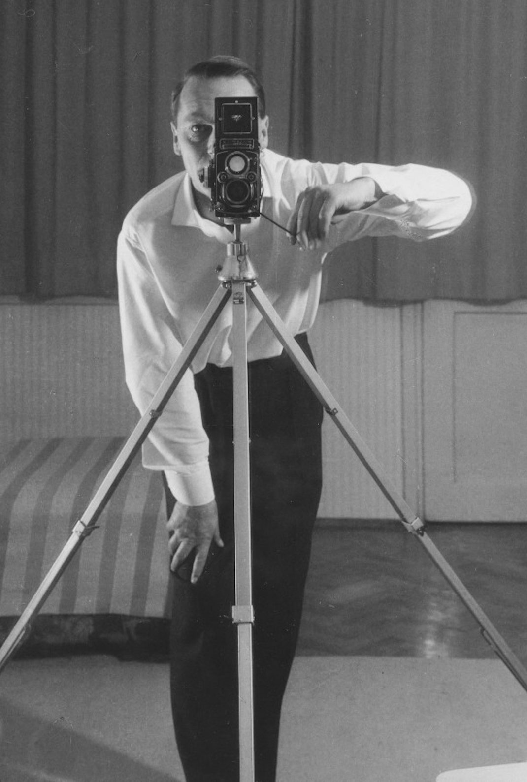 Der Vintage Poster Art Designer Heinz Traimer mit seiner Rolleiflex Kamera in Wien