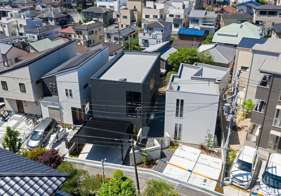 白い家と黒い家の注文住宅の空撮　