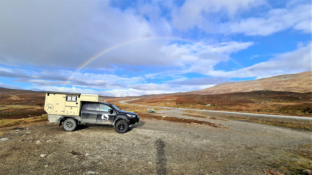 Stekenjokk pass Schweden Pickup-camper RegenbogenToyota Hilux Arctic Trucks AT33 Skandinavien Wolf78 Overland #DriveYourOwnWay #ProjektBlackwolf explore without limits offroad Travel Camping AFN 4x4 #BornToRoam icon Alloy Maxtraxx Globecamper offroad 195