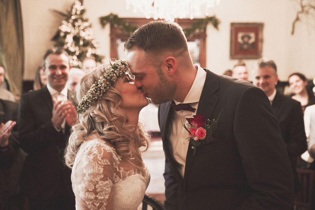 Hochzeitsfotograf Berlin Brandenburg Vintage Boho Wedding Schloss Heinrichshorst Winter Blumenkranz