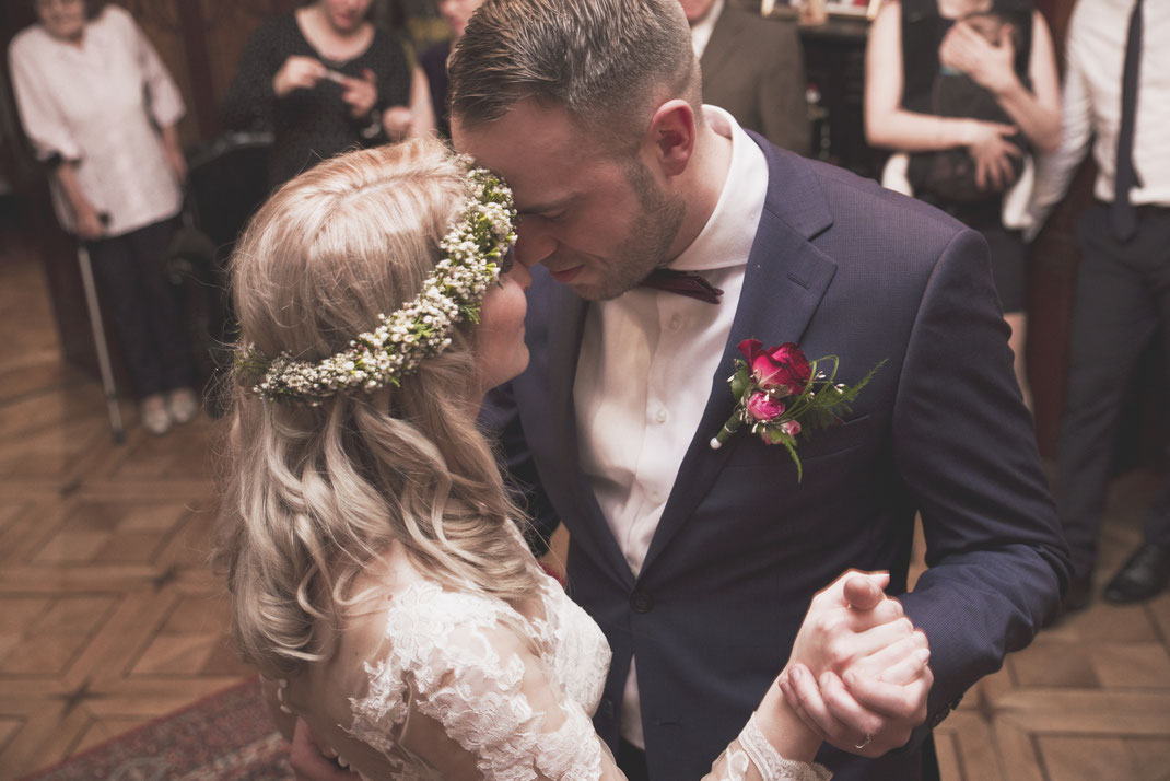 Hochzeitsfotograf Berlin Brandenburg Vintage Boho Wedding Schloss Heinrichshorst Winter Blumenkranz Hochzeitstanz