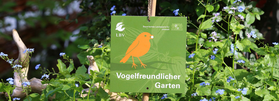 Die Plakette "Vogelfreundlicher Garten". Foto: Carola Bria