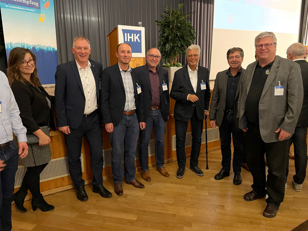 Auf dem Bild v. r. n. l. Simone Kratzer, Peter Hoffmann (Schulleiter), Michael Schwenk, Helmut Staud, Andreas Kopton (Präsident der IHK Nordschwaben), Sebastian Spring und Robert Behrendt (links nicht mehr ganz im Bild Polifka, Philipp