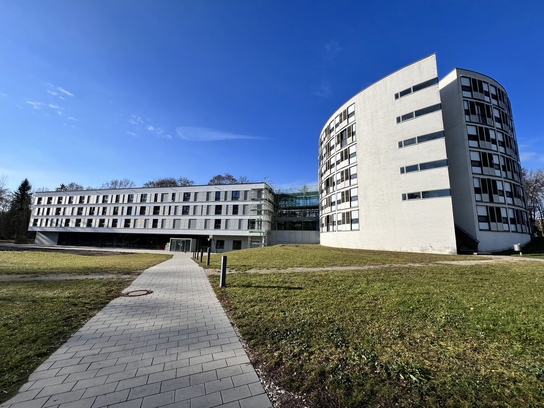 Wohnheim mit Aufstockung Flachbau (3. Stock), jetzt 243 Betten, rechts Wohnturm von 1995, Foto von 11/2023, Peter J. Hoffmann