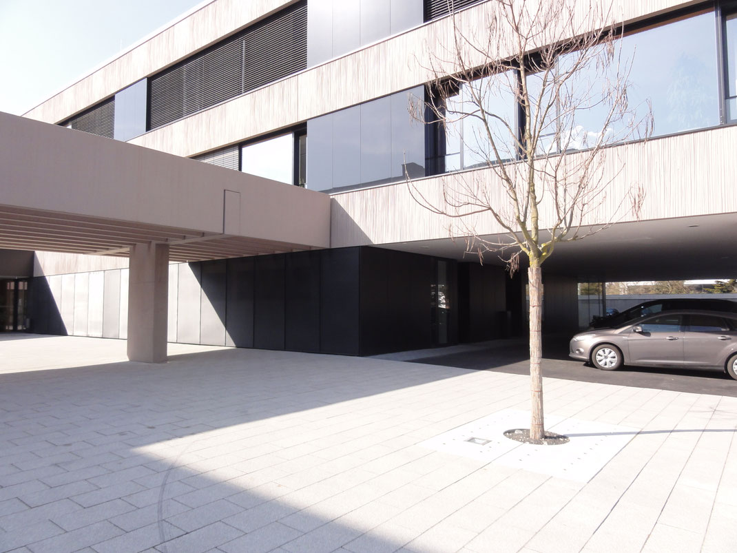 Haus A, Baujahr 2012/2014, 2 Bauabschnitte mit Werkstätten,  Labore für Elektrotechnik und Netzwerktechnik, Mensa und Aula
