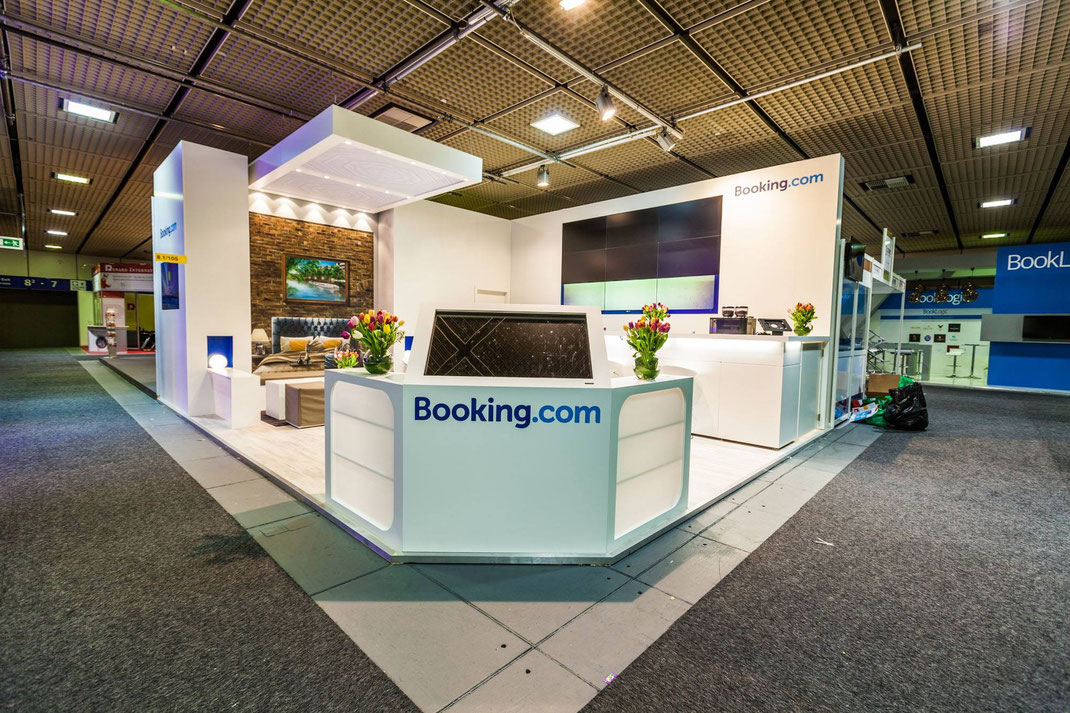 Graffikünstler bemalt messestand als hotelzimmer mit Graffiti airbrush