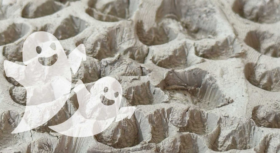 Tracce su argilla create dai bambini durante un laboratorio di archeologia, con due fantasmini che rappresentano i “fantasmi educativi” e le relazioni emotive che restano nel cuore.