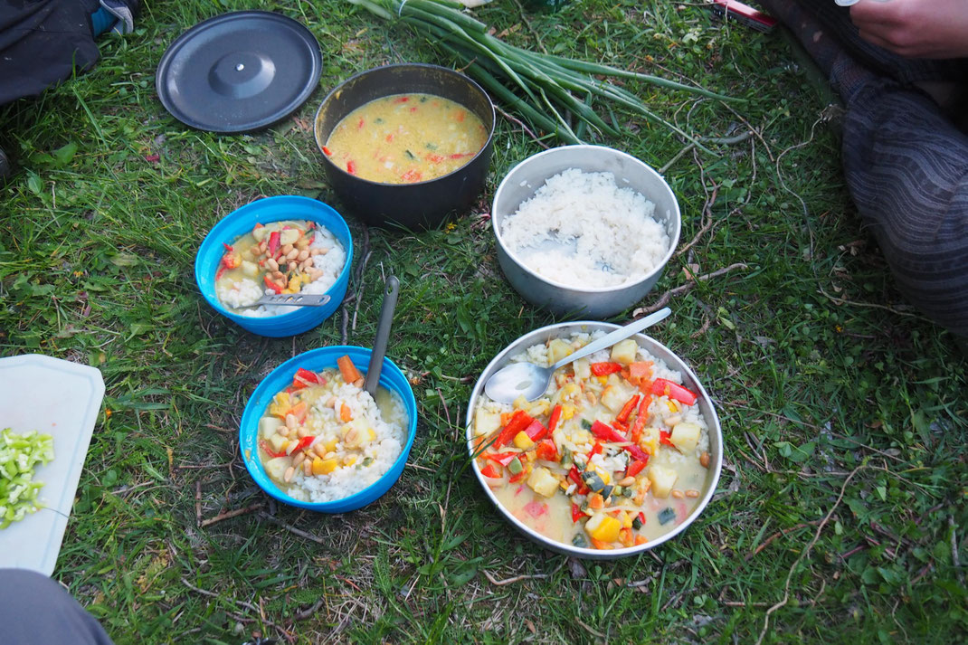 Reis, Karotten + Paprika kochen, Lauch anbraten, Mango kleinschneiden und Hälfte zerdrücken, Ananas zum Gemüse geben + mit Cocosnusspulver und Curry vollenden. Nüsse als Topping. Danke Sevnja und Resel für Rezept + Tipp mit dem Cocusnusspulver!
