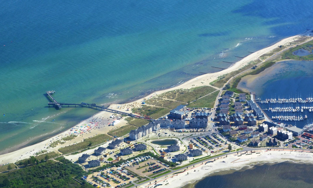 Luftbild auf das Strand Resort, Ostsee, Yachthafen, Seebrücke, Südstarnd Binnensee,....