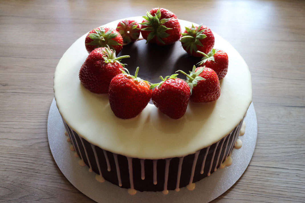 strawberry drip cake with sharp edge