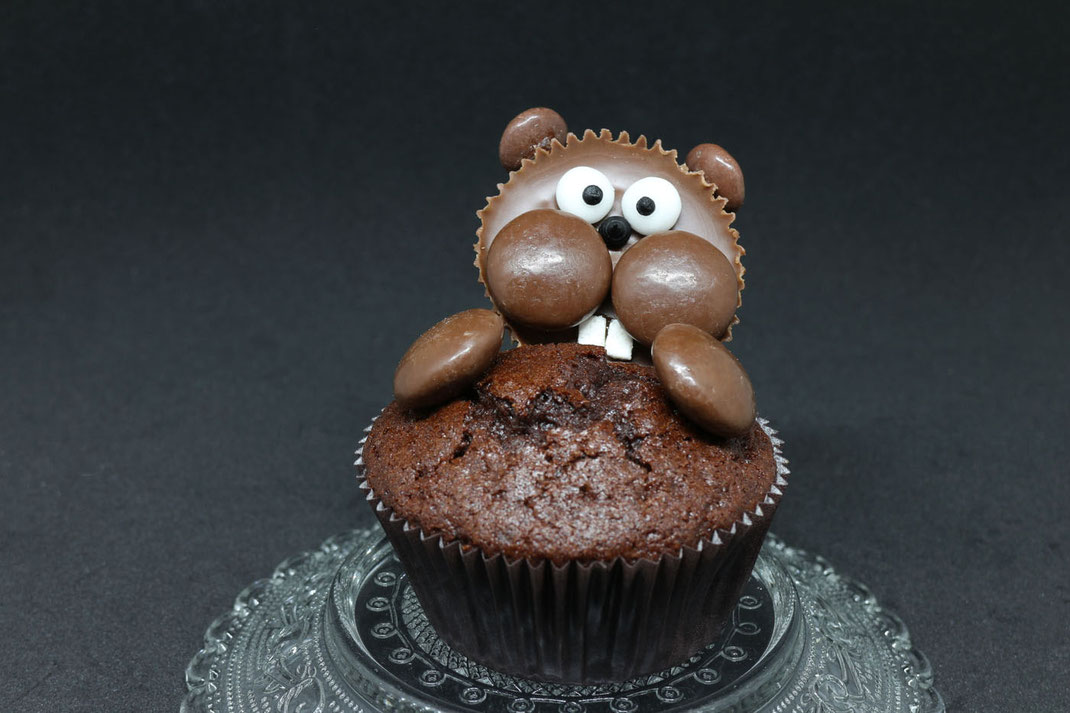 beaver cupcake with the cutest beaver eyes and beaver teeth