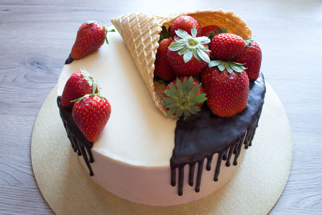 Erdbeer-Drip-Cake-Torte mit scharfer Kante