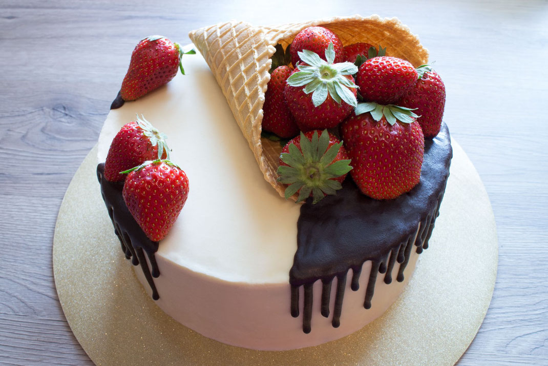 strawberry drip cake with sharp edge