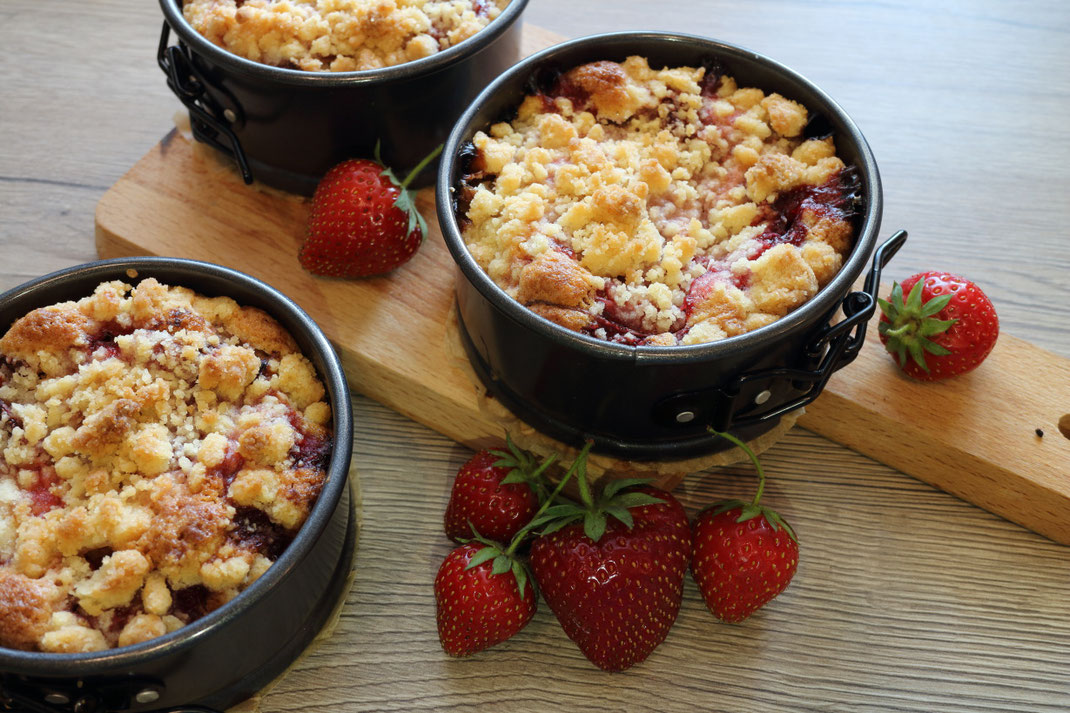 strawberry rhubarb crumble cakes