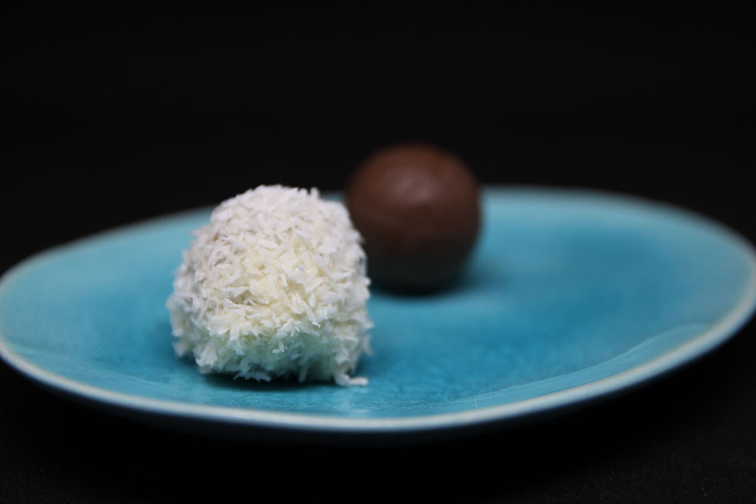 coated and uncoated chocolate balls