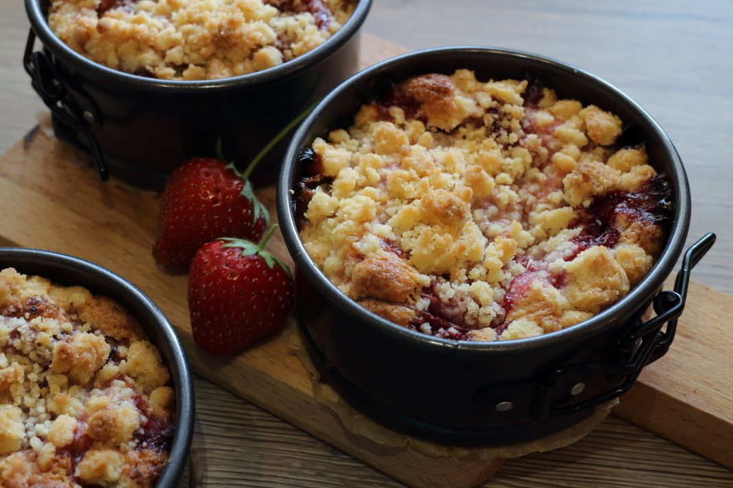 strawberry rhubarb crumbe cakes