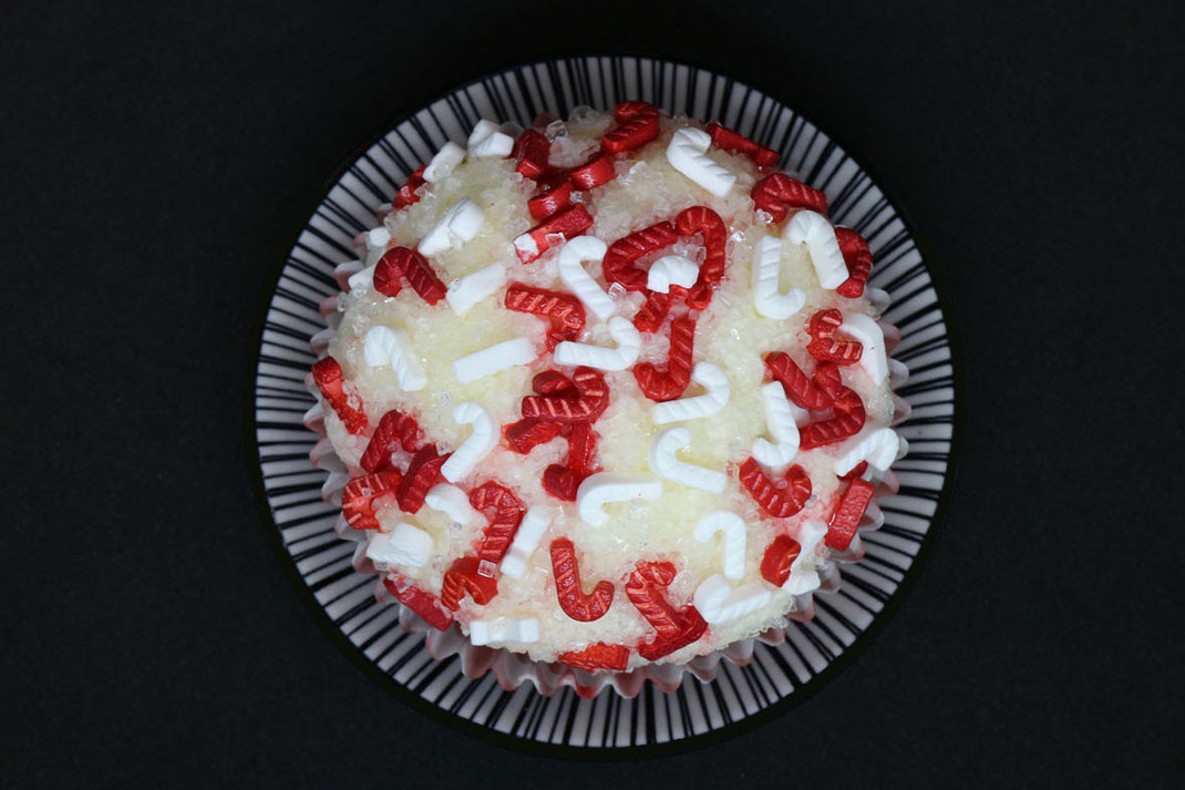 snowball christmas cupcakes with candy cane sprinkles