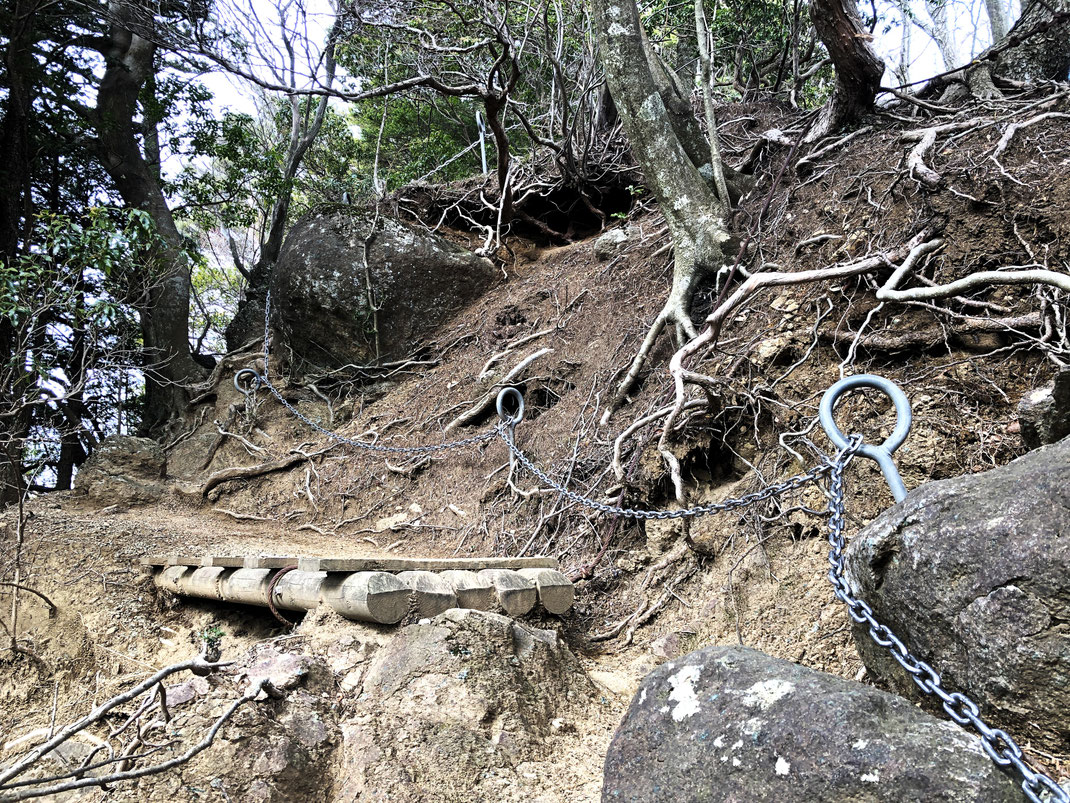 三峰山の稜線は気の抜けない鎖場の連続だ