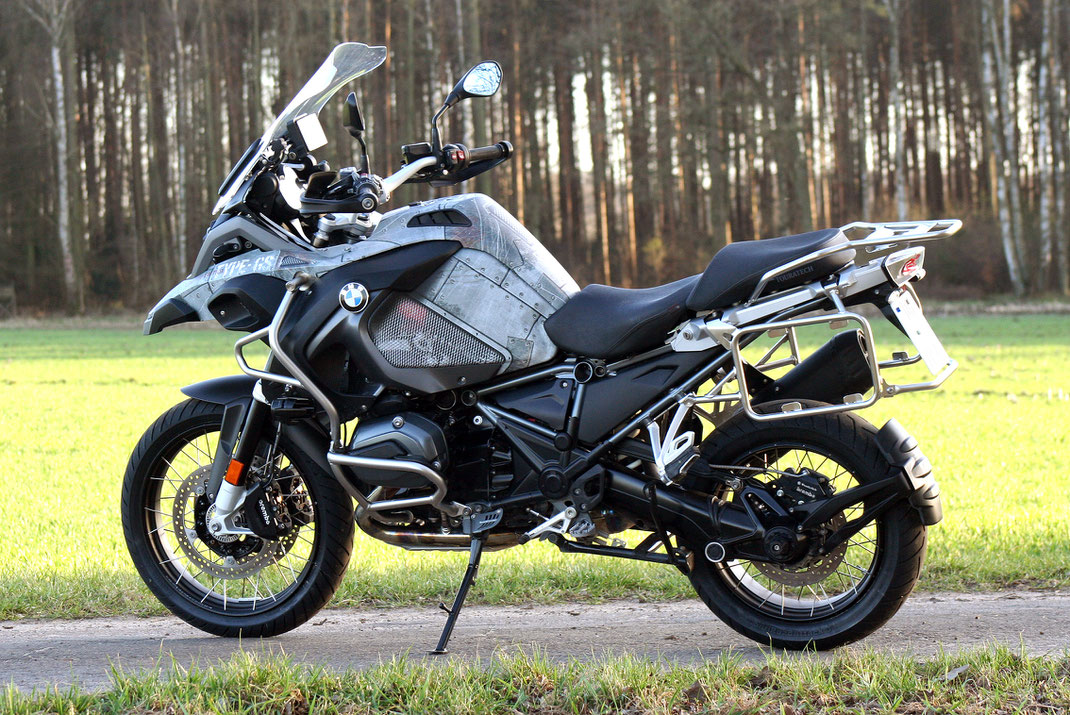 Kein Airbrush, kein Dekorsatz: individuelles Design gezeichnet und gedruckt auf Folie, Spezialist für Motorradfolierung insbesondere BMW R1200GS R1250GS R1300GS R1200RT R1300RT 