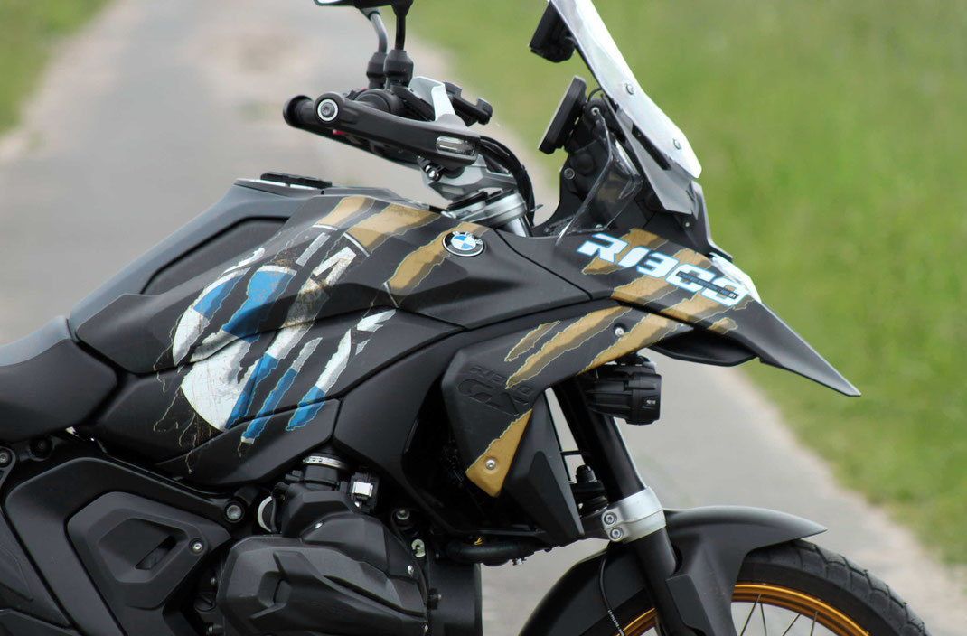 Kein Airbrush, kein Dekorsatz: individuelles Design gezeichnet und gedruckt auf Folie, Spezialist für Motorradfolierung insbesondere BMW GS GS1200 R1200GS R1300GS GS1300 R1250GS Adventure