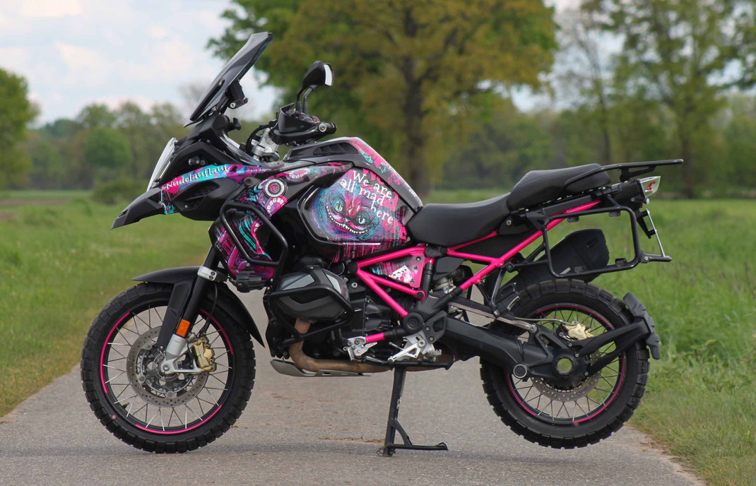 Kein Airbrush, kein Dekorsatz: individuelles Design gezeichnet und gedruckt auf Folie, Spezialist für Motorradfolierung insbesondere BMW GS GS1200 R1200GS R1300GS GS1300 R1250GS Adventure