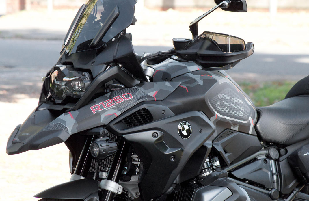 Kein Airbrush, kein Dekorsatz: individuelles Design gezeichnet und gedruckt auf Folie, Spezialist für Motorradfolierung insbesondere BMW GS GS1200 R1200GS R1300GS GS1300 R1250GS Adventure