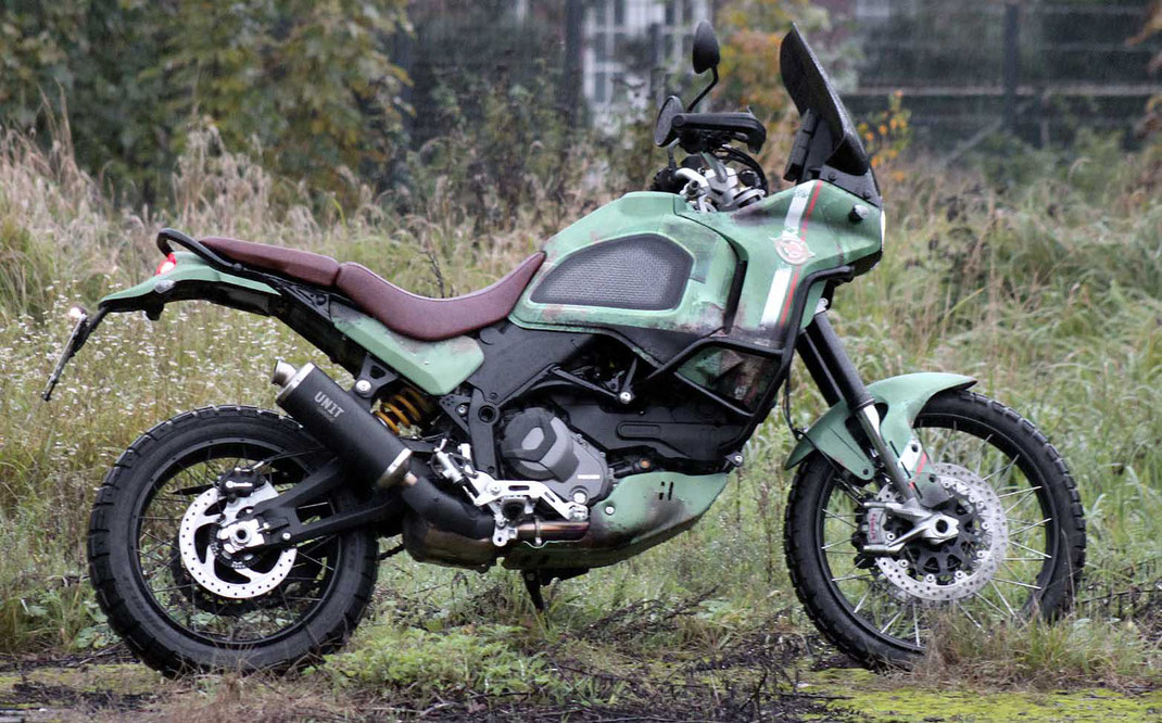 Kein Airbrush, kein Dekorsatz: individuelles Design gezeichnet und gedruckt auf Folie, Spezialist für Motorradfolierung insbesondere Ducati DesertX, Multistrada, Scrambler