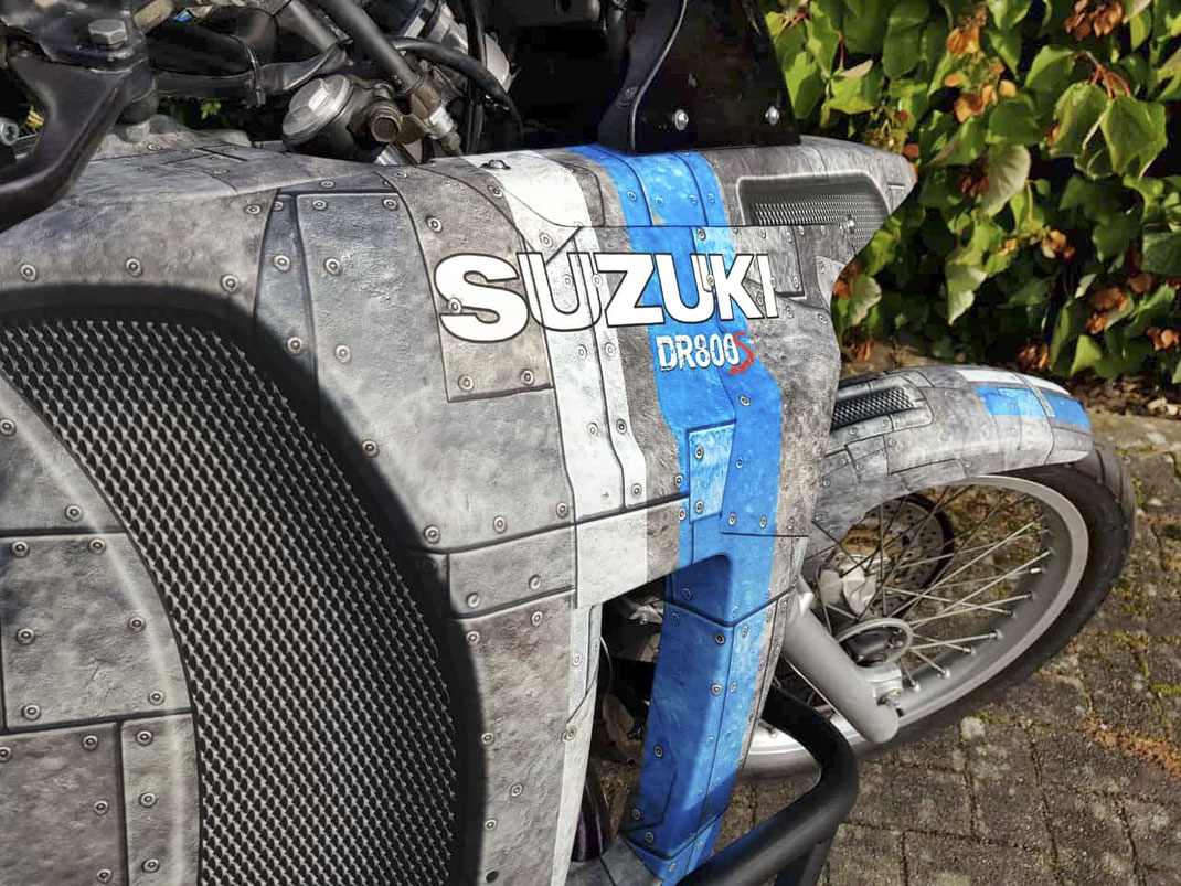 Kein Airbrush, kein Dekorsatz: individuelles Design gezeichnet und gedruckt auf Folie, Spezialist für Motorradfolierung insbesondere BMW R1200GS R1250GS Ducati Desertx Multistrada Africatwin