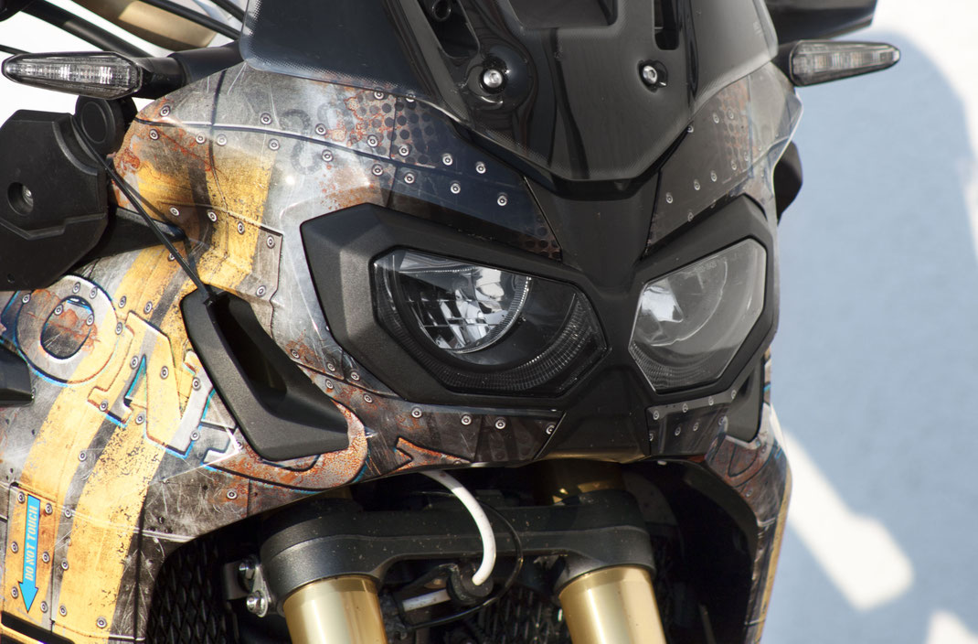Kein Airbrush, kein Dekorsatz: individuelles Design gezeichnet und gedruckt auf Folie, Spezialist für Motorradfolierung insbesondere Honda Africa Twin, Ducati Desertx; Multistrada, Moto Guzzi V85TT, Stelvio