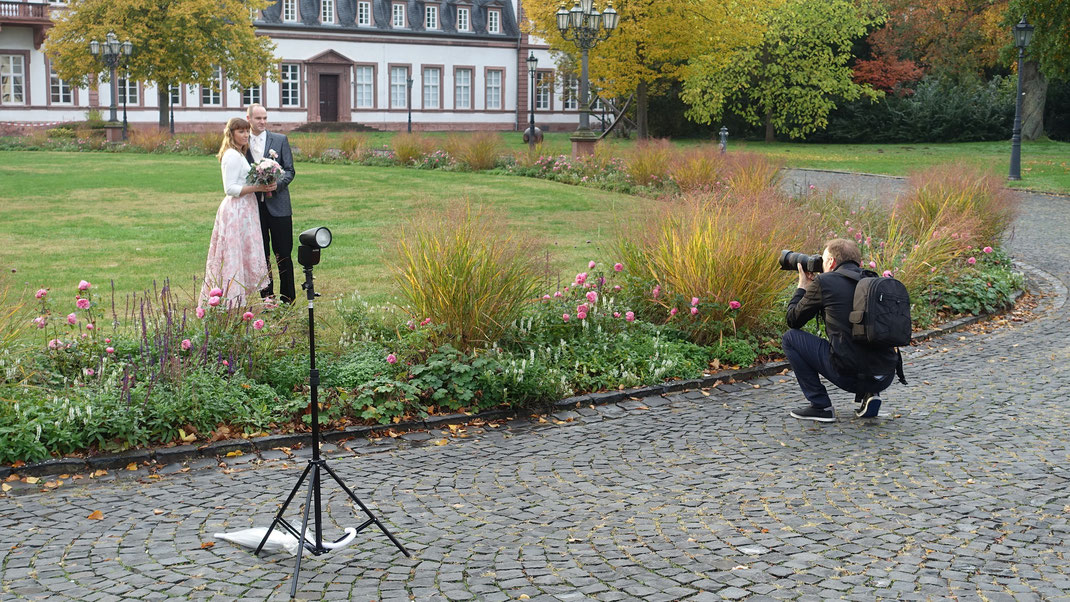 Brautpaar vor dem Schloss Philippsruhe in hanau wird von hochzeitsfotograf jens lindner fotografiert