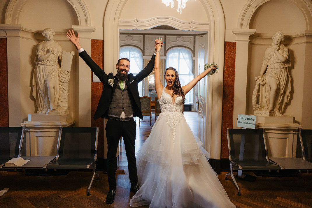 Ein Brautpaar verlässt jubelnd den Trausaal des Emmerichpavillons in Frankfurt Höchst