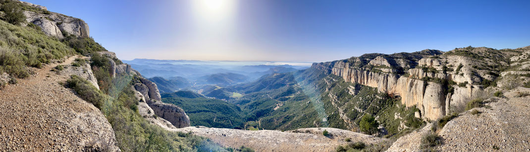 Die südseitigen Konglomeratfelsen von Montsant