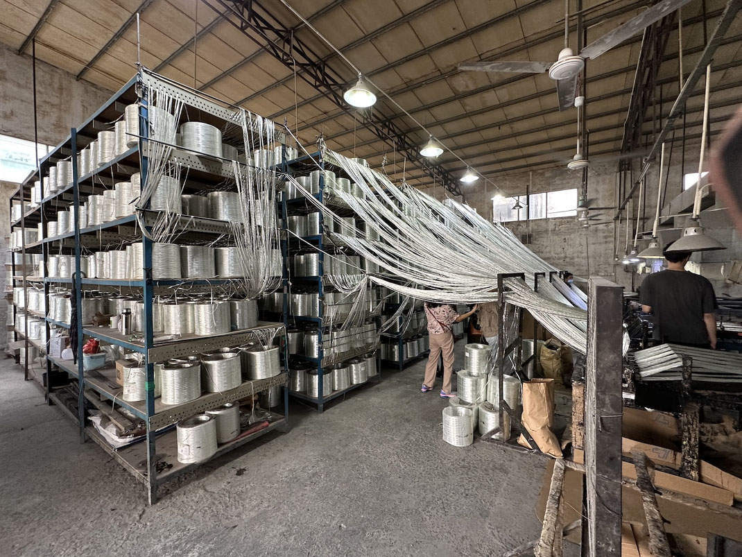傘のグラスファイバー骨製造工程の一部