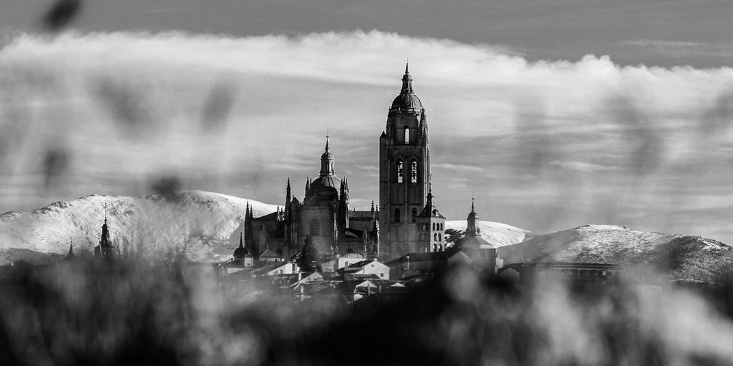 Catedral de Segovia con la Sierra de Guadarrama al fondo