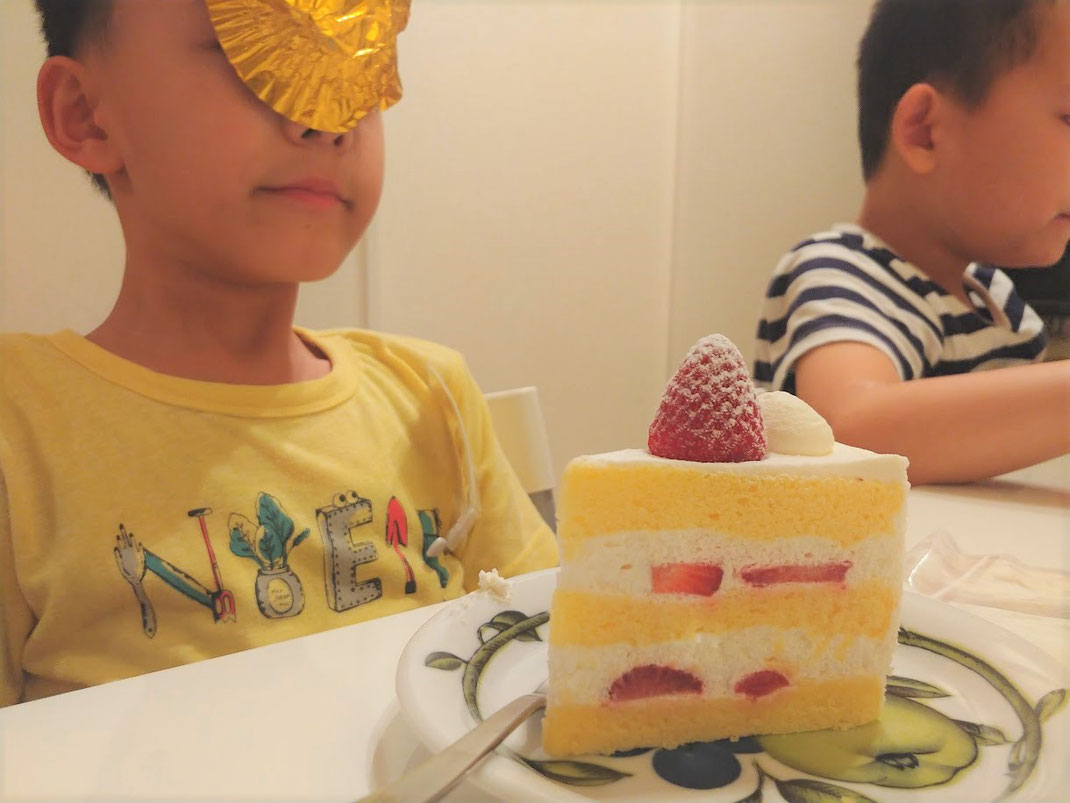 兄:いち早く食べています 弟:ふざけています(ほんと性格が違う!)