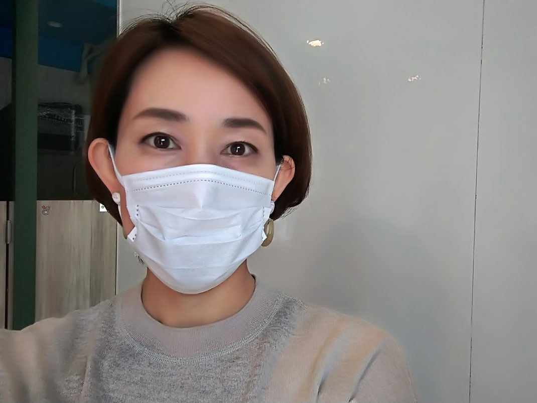 当然、口紅をしているであろうと思わせるメイク。 外した時に口紅をしてなかったら恥ずかしい気持ちになるよね^^