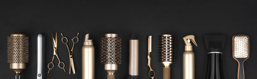 Pour entretenir vos cheveux avant d'aller vous couchez... Formez une natte légère ou une tresse en partant de la base de votre nuque et nouez autour de votre tête un foulard en soie pour éviter les frottements.     Au réveil, appliquez un soin hydratant e
