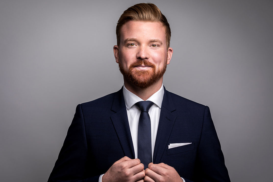 Portrait eines Mitarbeiters im Fotostudio Daniel Blieffert. Portrait aus dem Fotoatelier Daniel Blieffert in Hamburg St. Georg, Steindamm 21 Hamburg Mitte.