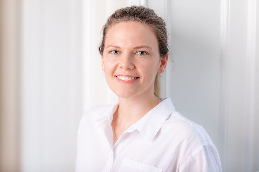 Portrait einer Frau im Studio mit natürlichem Hintergrund. Portrait aus dem Fotoatelier Daniel Blieffert in Hamburg St. Georg, Steindamm 21 Hamburg Mitte.