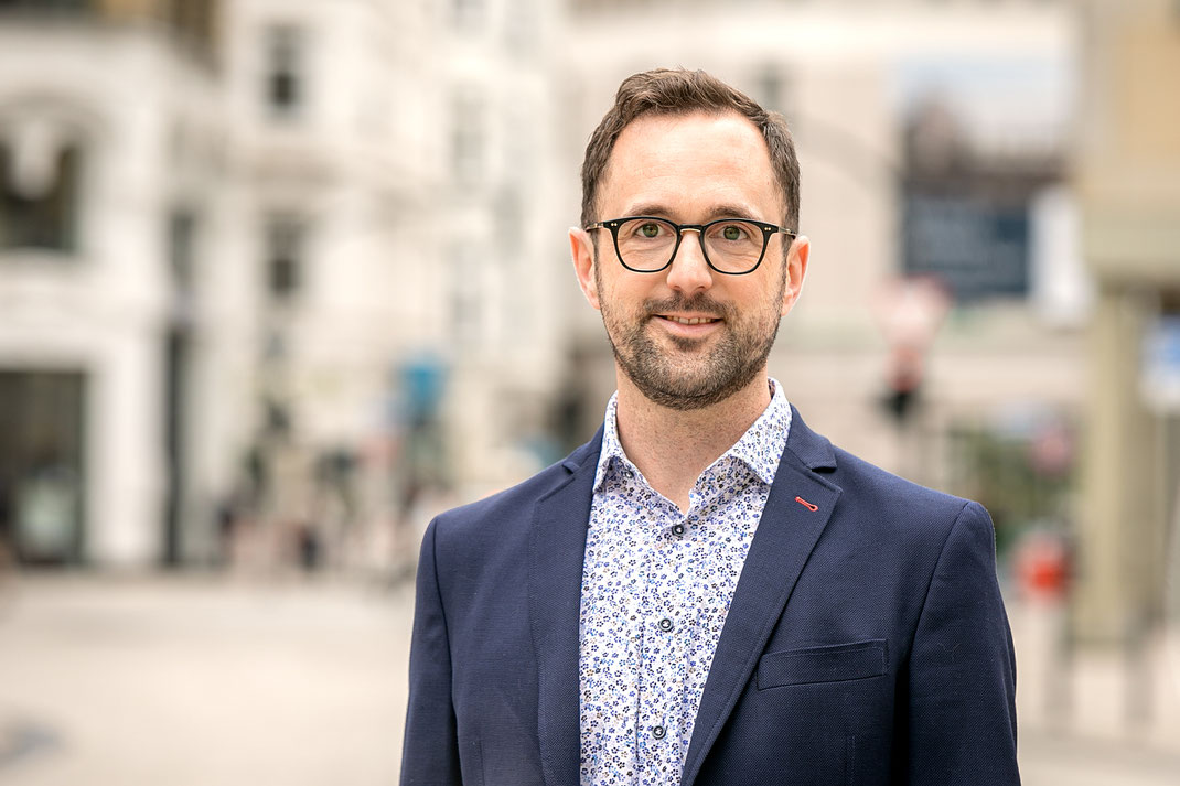 Portrait eines Mannes mit Brille in der Hamburger City. Portrait aus dem Fotoatelier Daniel Blieffert in Hamburg St. Georg, Steindamm 21 Hamburg Mitte.