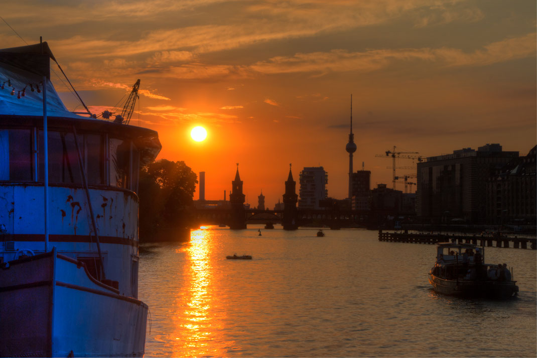 Skyline Oberbaumbrücke mit MS Hoppetosse im Vordergrund